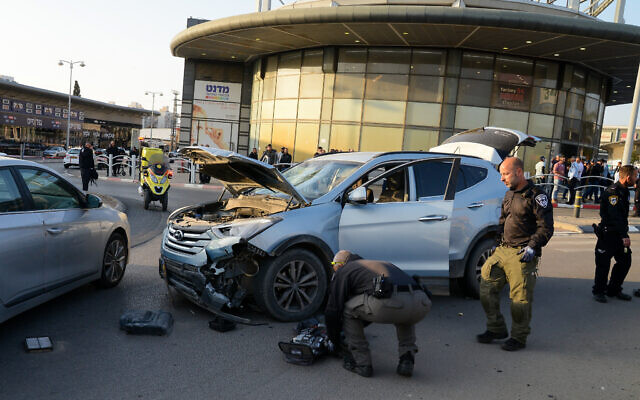 Lieux de l'attentat terroriste, devant le centre commercial BIG à Beer Sheva, dans le sud d’Israël, le 22 mars 2022. (Crédit : Flash90)