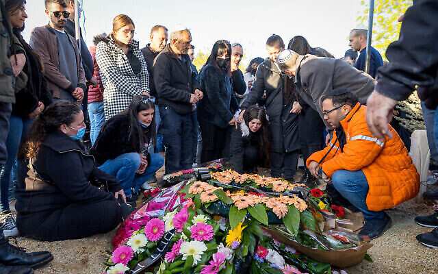 Les funérailles de Doris Yahbas, 49 ans, qui a été tuée dans un attentat terroriste à Beer Sheva, au cimetière du Moshav Gilat, le 23 mars 2022. (Crédit : Flash90)