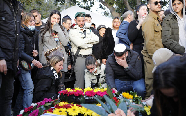 Les funérailles de l'agente de la police des frontières Shirel Abukarat , assassinée lors d'un attentat terroriste commis dimanche à Hadera, au cimetière de Netanya, le 28 mars 2022. (Crédit :  Shir Torem/Flash90 )