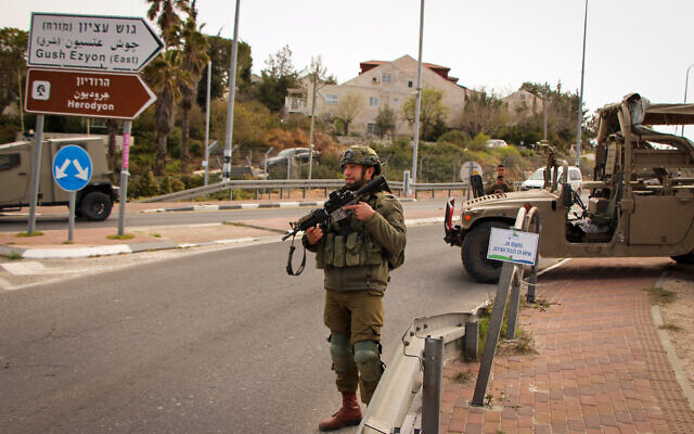 Des soldats israéliens montent la garde à l'entrée de l'implantation d'Efrat, dans le centre de la Cisjordanie, le 29 mars 2022. (Crédit : Gershon Elinson/Flash90)