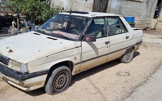 Une voiture palestinienne avec les pneus crevés dans le village  d'Iskaka, Cisjordanie, le 2 mars 2022. (Yesh Din)