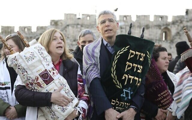 Anat Hoffman, présidente de Women of the Wall et le rabbin Rick Jacobs, président de l’URJ, tiennent des rouleaux de la Torah au Mur occidental, le 4 mars 2022. (Crédit : Rick Jacobs/Twitter)