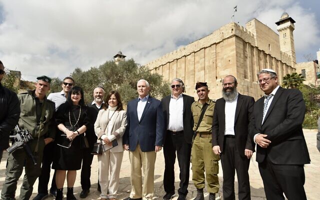 L'ancien vice-président américain Mike Pence, au centre, devant le tombeau des patriarches d'Hébron, en Israël, le 9 mars 2022. (Crédit : Mike Pence/Twitter)