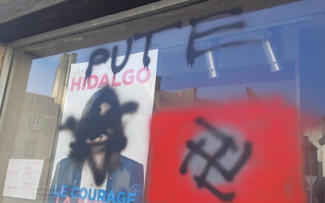 Le local du Parti socialiste à Douarnenez, dans le Finistère, cible de nombreux tags à caractère raciste et antisémite, le dimanche 27 mars 2022. (Crédit : Florence Crom / Twitter)