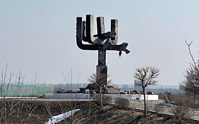 Le site de commémoration endommagé de Drobytsky Yar, près de Kharkiv, après une frappe russe présumée, le 26 mars 2022. (Capture d'écran/Twitter)