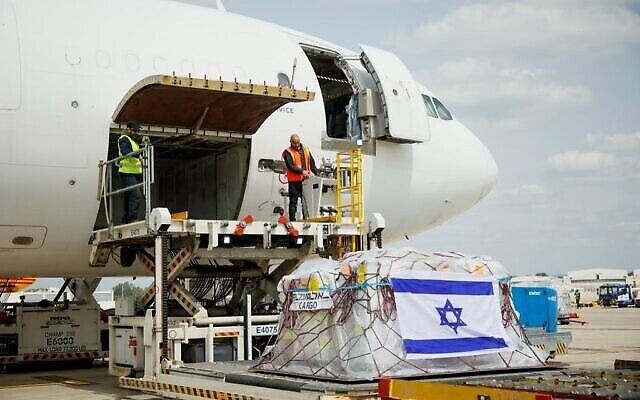 L’équipement nécessaire au déploiement d’un hôpital de campagne israélien dans la ville ukrainienne de Mostyska, à l'ouest du pays, est chargé à bord d'un avion, à l’aéroport Ben Gurion, le 17 mars 2022. (Sivan Shahar/Anaba/GPO)