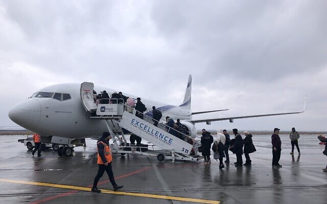 Des réfugiés ukrainiens embarquent à bord de l'avion à destination d'Israël, à l'aéroport Iasi en Roumanie, le 3 mars 2022. (Crédit : Times of Israel)