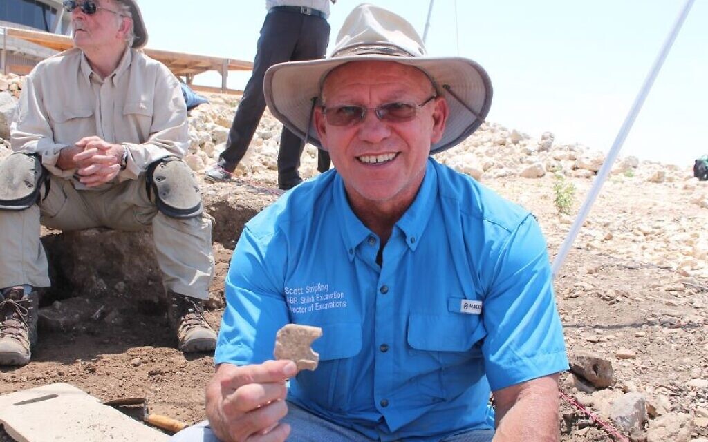 Le Dr Scott Stripling, responsable des fouilles actuelles à Shiloh biblique, expose une découverte, le22 mai 2017. (Crédit : Amanda Borschel-Dan/Times of Israel)
