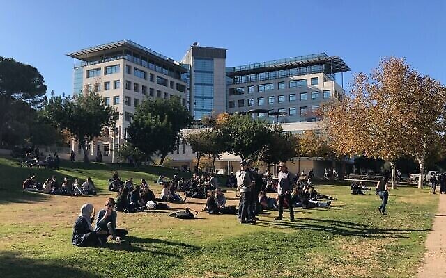 Les étudiants du Technion se détendent sur la pelouse lors d'une journée ensoleillée sur le campus de Haïfa, le 19 décembre 2019.(Crédit : Shoshanna Solomon/The Times of Israel)