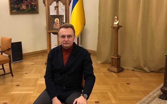 Le maire de Lviv Andriy Sadovyi dans son bureau à Lviv, le 2 mars 2022. (Crédit: Lazar Berman/Times of Israel)