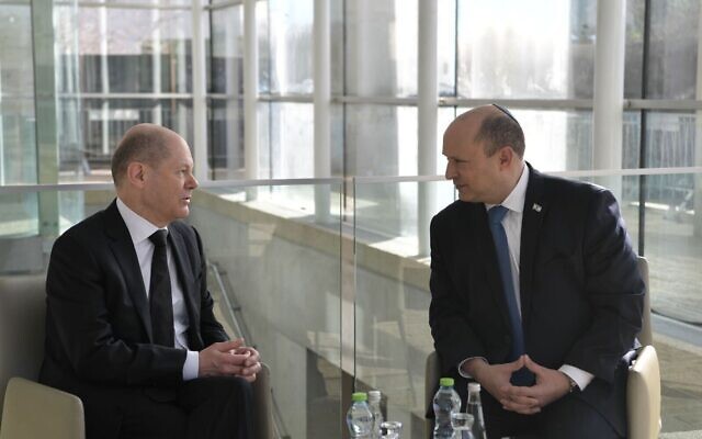 Le chancelier allemand Olaf Sholz (à gauche) et le Premier ministre Naftali Bennett à Yad Vashem, le 2 mars 2022. (Crédit : Kobi Gideon/GPO)