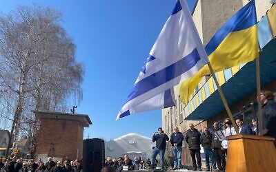 Des drapeaux ukrainiens et israéliens sont hissés lors de la cérémonie d’ouverture d’un hôpital de campagne israélien à Mostyska, en Ukraine, le 22 mars 2022. (Crédit : Carrie Keller Lynn/Times of Israël)