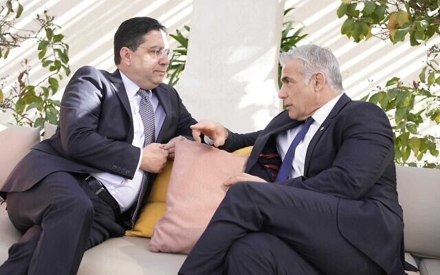 Le ministre des Affaires étrangères israélien Yair Lapid, à droite, lors d'une rencontre bilatérale avec son homologue marocain Nasser Bourita à Sde Boker, le 28 mars 2022. (Crédit : Boaz Oppenheim/GPO)