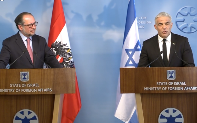 Le ministre des Affaires étrangères Yair Lapid, à droite, lors d'une déclaration conjointe avec son homologue autrichien Alexander Schallenberg au ministère des Affaires étrangères de Jérusalem, le 30 mars 2022. (Capture d'écran/GPO feed)