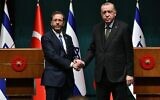 Le président Isaac Herzog, à gauche, et le président turc Recep Tayyip Erdogan au complexe présidentiel d'Ankara, le 9 mars 2022. (Crédit : Haim Zach/GPO)