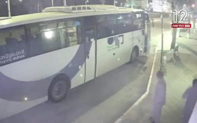 Un bus s'éloigne d'un arrêt de bus à Hadera quelques instants avant une attaque terroriste, le 27 mars 2022. (Capture d'écran Douzième chaîne ; conformément à la clause 27 de la loi sur les droits d'auteur)