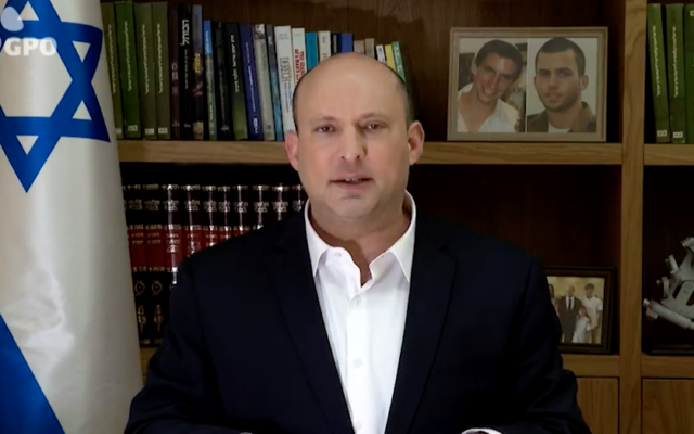 Le Premier ministre Naftali Bennett s'adresse aux citoyens d'Israël dans un message vidéo après l'attaque terroriste de Bnei Brak du 29 mars 2022. (Capture d'écran/GPO)