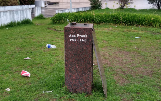 Le socle où se trouvait la statue d'Anne Frank qui a été volée à Buenos Aires. (Crédit : Ambassade des Pays-Bas en Argentine/Twitter)