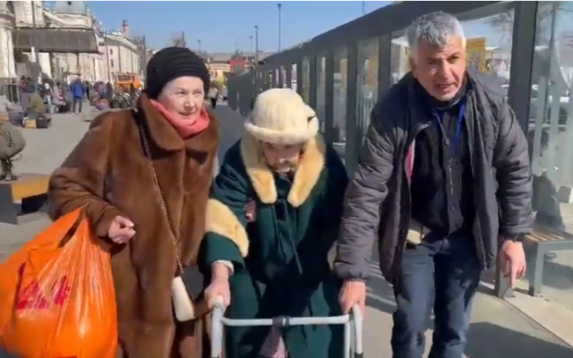Le directeur de Yad Ezer L’Haver, Shimon Sabag et une survivante de la Shoah, en Ukraine, le 19 mars 2022. (Crédit : Capture d’écran/YouTube)