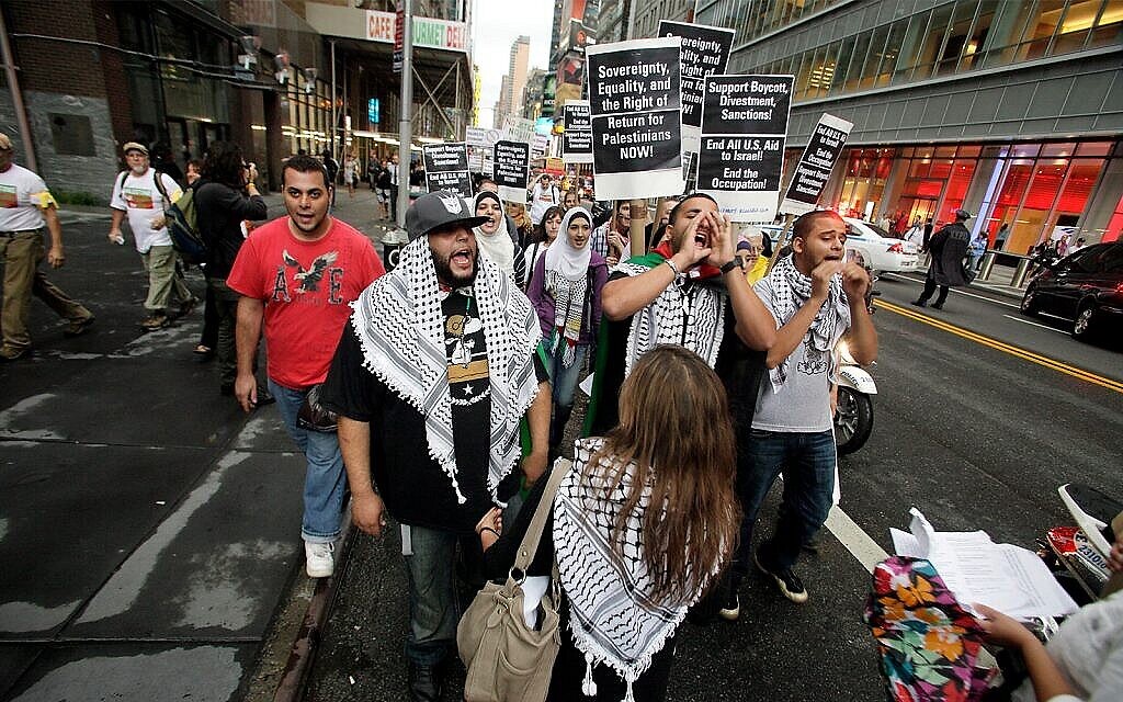 Illustration : Des palestiniens et groupes juifs de gauche organisent une marche de Times Square au bâtiment des Nations Unies, à New York, le jeudi 15 septembre 2011. Les marcheurs appellent à mettre fin à l’aide américaine à Israël, à l’occupation et à soutenir le boycott, le désinvestissement et les sanctions (BDS) contre Israël. (Crédit : AP Photo/David Karp)