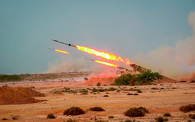 Photo d'illustration : Des missiles tirés lors d'un exercice militaire des Gardiens iraniens de la révolution, le 28 juillet 2020. (Crédit : Sepahnews via AP)