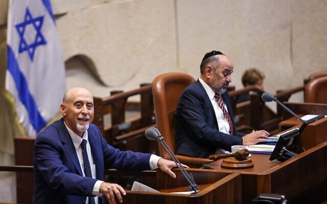 Le député bleu et blanc Alon Tal à la Knesset le 30 juin 2021. (Crédit : Noam Moskowitz/Knesset)