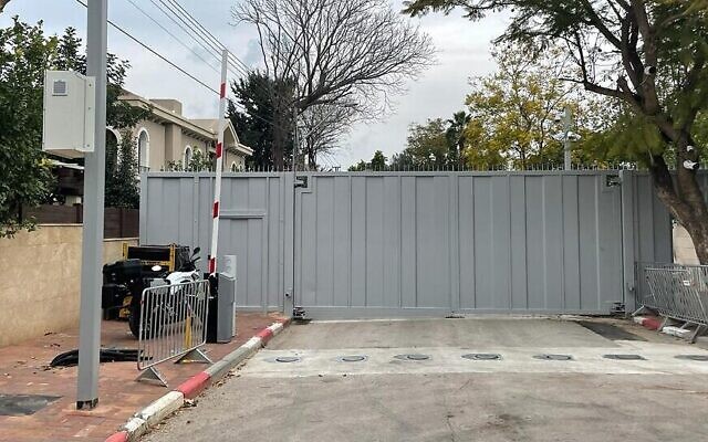 L'un des trois murs métalliques fermant les rues menant au domicile du Premier ministre à Ra'anana, le 13 janvier 2022. (Carrie Keller-Lynn/Times of Israel)