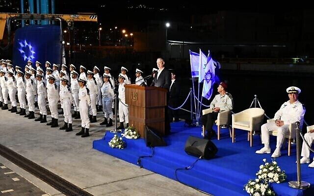 Le ministre de la Défense, Benny Gantz, prend la parole à l'occasion de la cérémonie de remise des diplômes aux officiers de la Marine israélienne, sur la base navale de Haifa, le 2 mars 2022. (Ariel Hermoni/Ministère de la Défense)