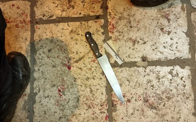 Le couteau utilisé par un attaquant palestinien qui a poignardé deux policiers dans la Vieille Ville de Jérusalem, le  6 mars 2022. (Crédit : Police israélienne)