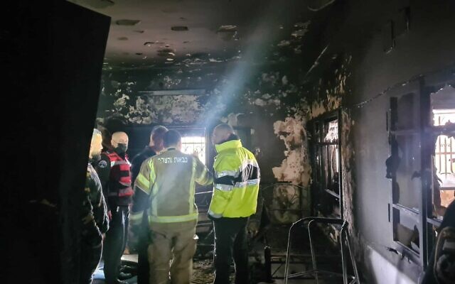 Un feu d'appartement à Yarka qui a entraîné la mort de deux personnes âgées, le 13 mars 2022. (Crédit : Services d'incendies et des secours israéliens)