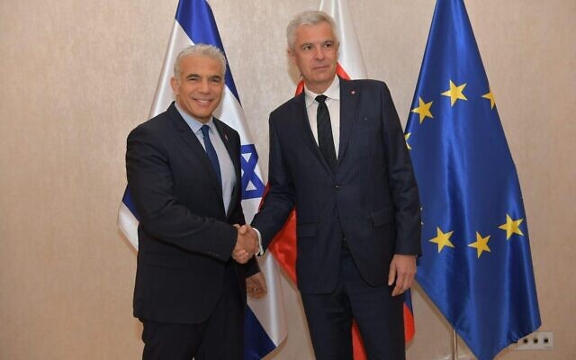 Le ministre des Affaires étrangères Yair Lapid à gauche, et le ministre slovaque des Affaires étrangères Ivan Korčok à Bratislava, le 14 mars 2022. (Crédit : Shlomi Amsalem/GPO)