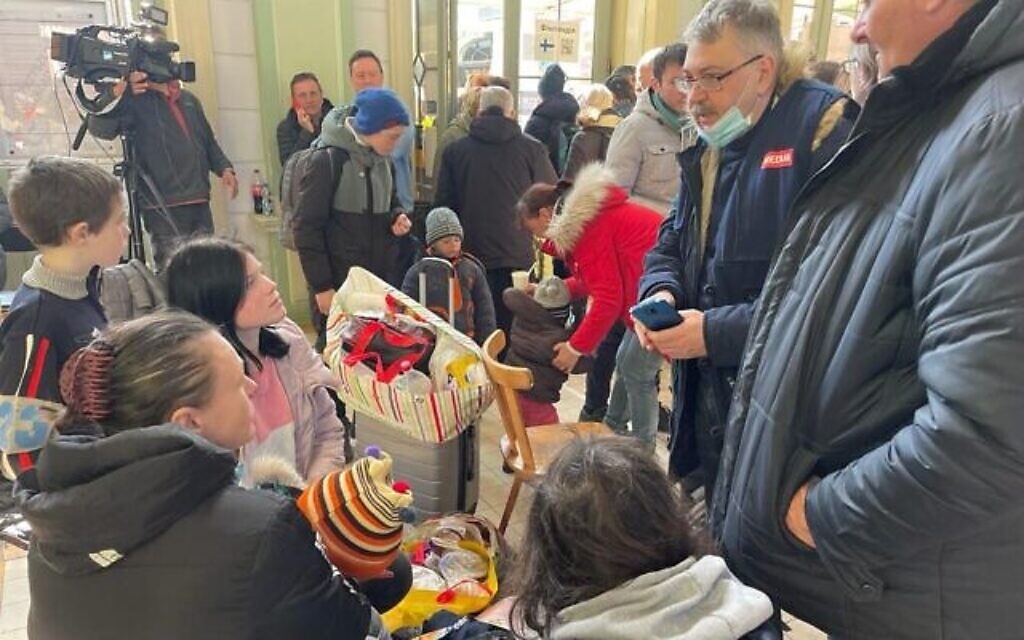 Des réfugiés ukrainiens reçoivent de l'aide médicale à la gare centrale de Przemysl, Przemysl, Pologne, le 14 mars 2022 (Carrie Keller-Lynn/The Times of Israel)