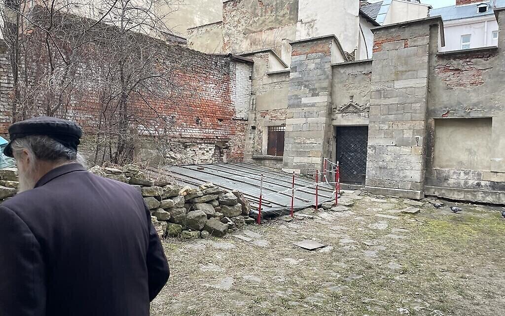 Meylakh Sheykhet, chef laïc de la communauté Turei Zehav, visitant les ruines de sa synagogue à Lviv, Ukraine, le 16 mars 2022. (Crédit : Carrie Keller-Lynn/ Times of Israel)
