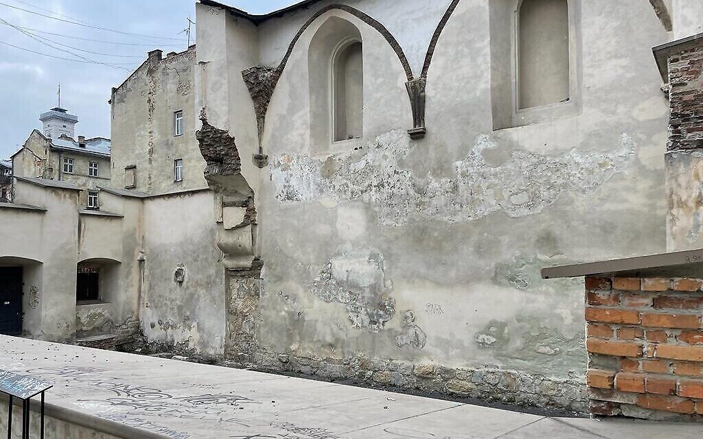 Murs survivants de la synagogue Golden Rose / Turei Zehav, à Lviv, Ukraine, 16 mars 2022. (Crédit : Carrie Keller-Lynn/ Times of Israel)