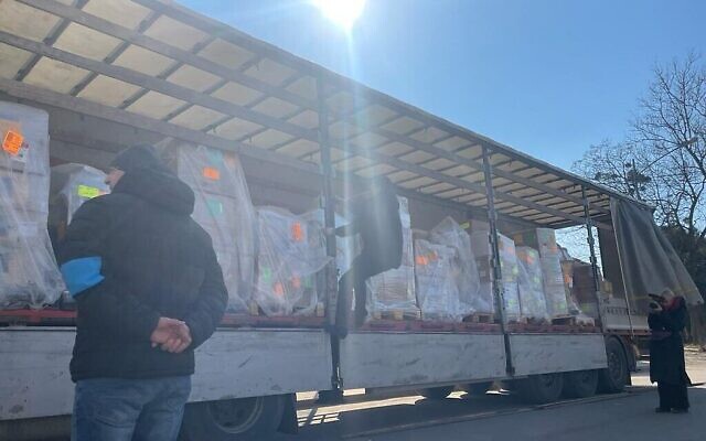 Un camion de matériel envoyé d'Israël arrivant à l'hôpital de campagne en cours de construction à Mostyska, en Ukraine, le 19 mars 2022. (Crédit : Carrie Keller-Lynn/Times of Israel))