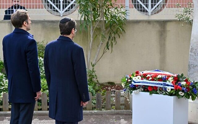 Le président Isaac Herzog (R) et son homologue français Emmanuel Macron assistent à une cérémonie commémorative à l'école Ozar Hatorah de Toulouse, en France, pour marquer les 10 ans de l'attentat terroriste, le 20 mars 2022. (Crédit : Kobi Gideon/GPO)