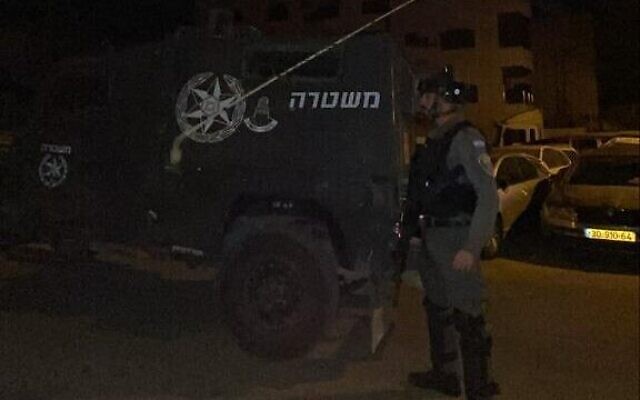Des agents de la police des frontières opèrent dans la ville cisjordanienne d'Abu Dis, le 23 mars 2022. (Crédit: Police israélienne)