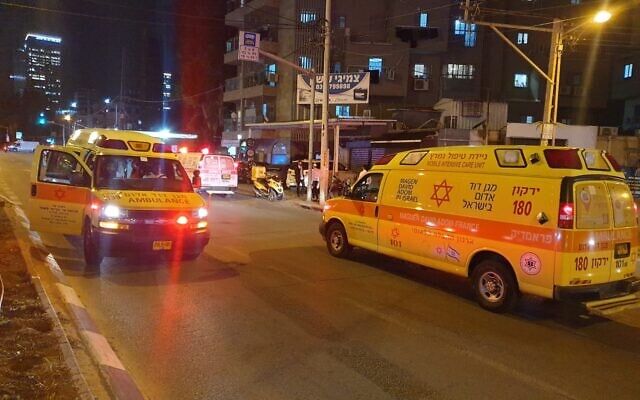 Des policiers et des secouristes sur les lieux d'une fusillade à Bnei Brak, le 29 mars 2022. (Crédit : Magen David Adom)