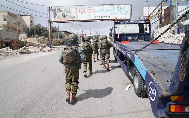 Les soldats israéliens dans la ville palestinienne de Hizme, au nord-est de Jérusalem, le 3 mars 2022. (Crédit : Armée israélienne)