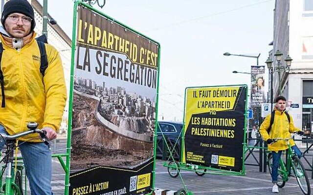 Amnesty fait rouler des vélos publicitaires contre "l'apartheid" en Israël, à Bruxelles, le 21 mars 2022. (Crédit : Amnesty.be)
