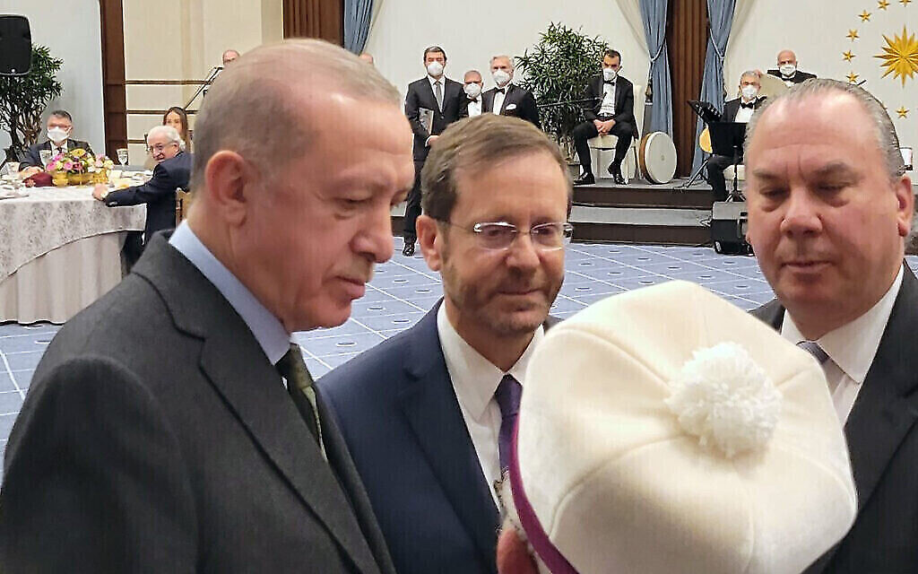 De gauche à droite, le président turc Recep Tayyip Erdogan, le président israélien Isaac Herzog et le rabbin Marc Schneier, lors d'une réception à Ankara, en Turquie, le 9 mars 2022. (Crédit : Marc Schneier)