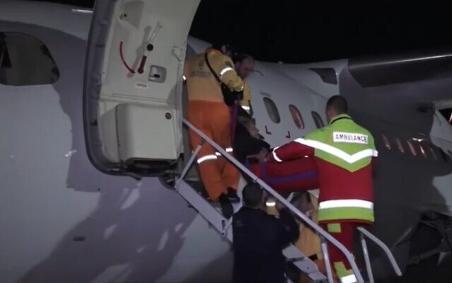 Des blessés en Ukraine et des survivants de la Shoah sont embarqués dans un jet affrété pour être amenés en Israël pour y être soignés le 18 mars 2022 (Crédit : Capture d'écran/Treizième chaine)