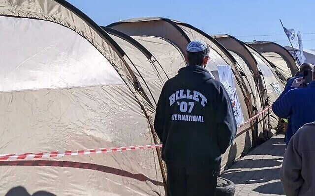 Un village de tentes, situé du côté polonais du poste frontalier de Medyka avec l’Ukraine, fournit un abri et des fournitures aux réfugiés de guerre, le 14 mars 2022. (Avec la permission de Menachem Creditor via la JTA)