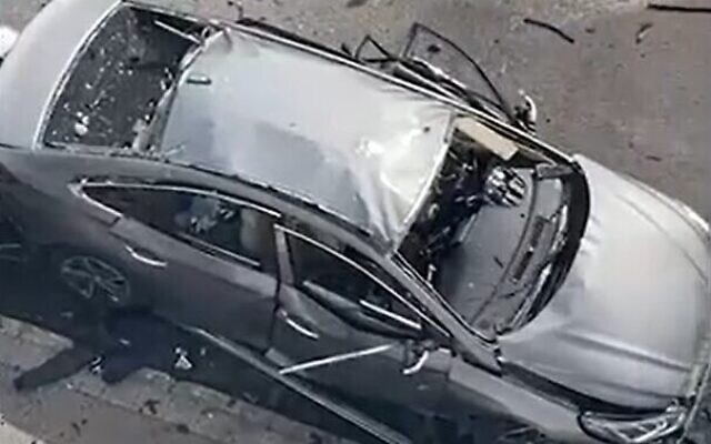 Les conséquences d'un attentat à la voiture piégée à Haïfa, le 11 mars 2022. (Crédit : Capture d'écran/Walla)