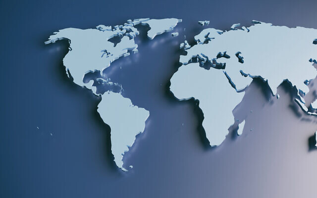 Photo d'illustration : Une carte du monde avec les continents et les pays en gris sur fond bleu. (Crédit : iStock via Getty Images)