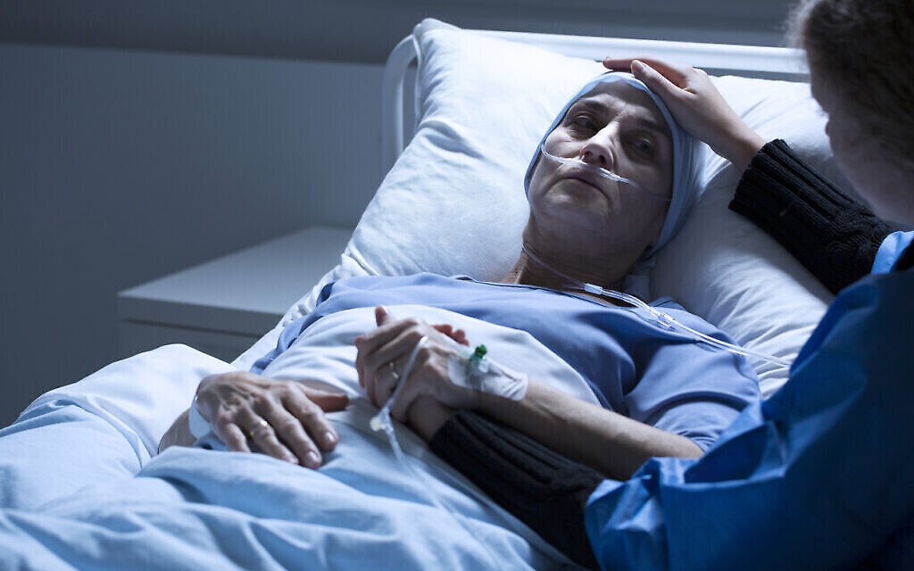 Bénévole soutenant une femme mourant d’une tumeur dans une chambre d’hôpital. Illustration (iStock photo)