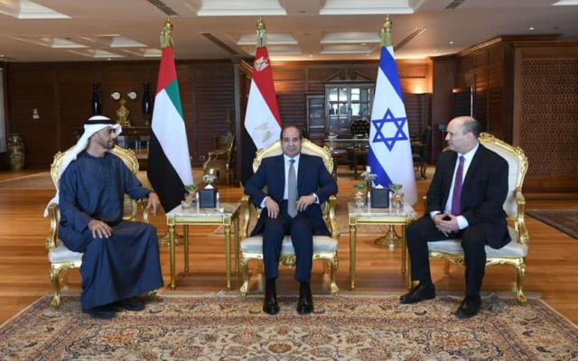 Le prince héritier d'Abu Dhabi Mohammed bin Zayed al-Nahyan, à droite, le président égyptien Abdel-Fattah el-Sissi, au centre, et le Premier ministre Naftali Bennett se rencontrent à Sharm el-Sheikh, le 22 mars 2022. (Crédit : Porte-parole du bureau de la présidence égyptienne)