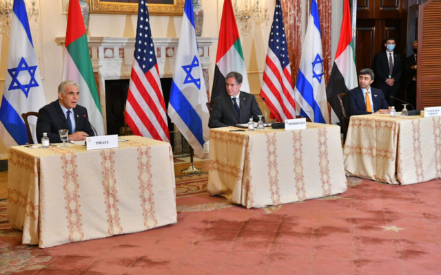 De gauche à droite : Le ministre des Affaires étrangères israélien Yair Lapid, le secrétaire d'État américain Antony Blinken et le ministre des Affaires étrangères des Émirats arabes unis Abdullah bin Zayed Al Nahyan lors d'une conférence de presse à Washington, le 13 octobre 2021. (Crédit : GPO)