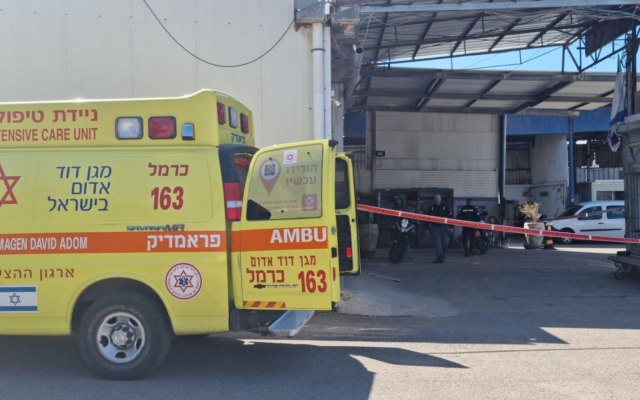 Des ambulanciers arrivent sur les lieux d’un accident dans la zone industrielle de Haïfa, le 16 mars 2022. (Magen David Adom)