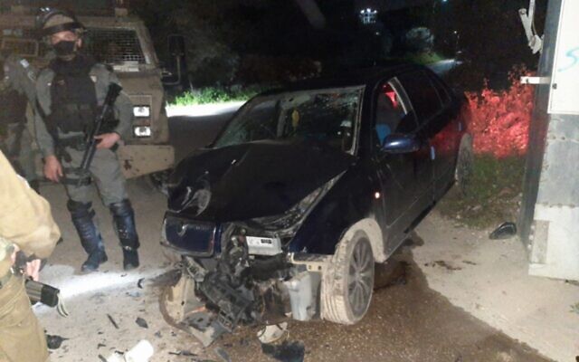 La voiture qui a servi à lancer une attaque à la voiture-bélier contre des membres de la police des frontières dans la ville de Silat al-Harithiya, en Cisjordanie, le 7 mars 2022. (Crédit : Police israélienne)